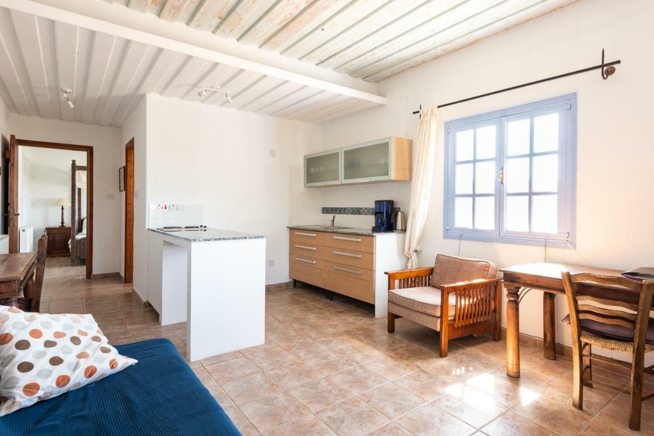 Adamos Hotel Apartments Tochni Eksteriør bilde